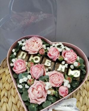 Сердце с цветами и шоколадными буквами в коробке 609