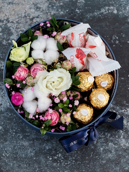 Коробка шляпная с цветами и сладостями 364