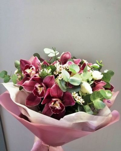 Букет из орхидеи и кустовой розы 672