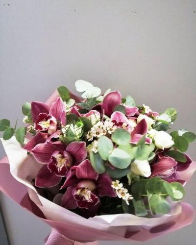 Букет из орхидеи и кустовой розы 672