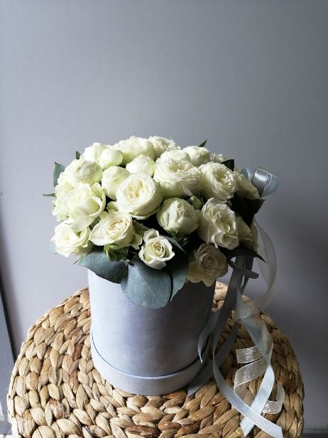 Цилиндр с белыми розами 030