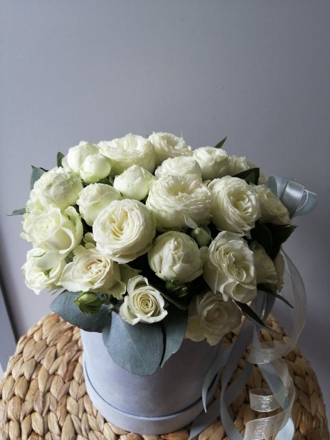 Цилиндр с белыми розами 030