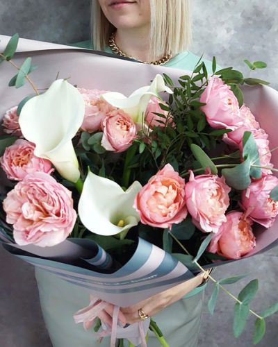 Букет с пионовидными розами и каллами -126