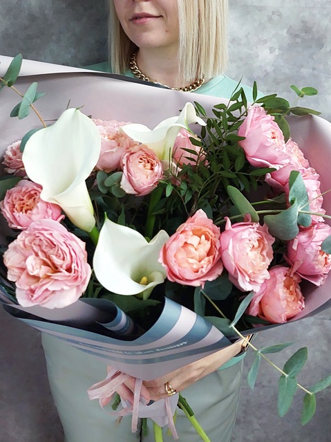 Букет с пионовидными розами и каллами -126