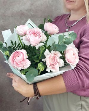 Букет из ранункулюсов и эвкалипта 347