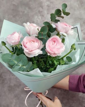 Букет из ранункулюсов и эвкалипта 347