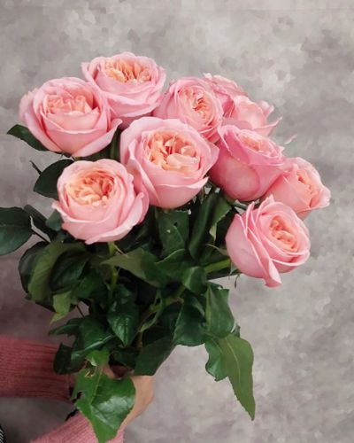 Букет сборный из розовых роз 070
