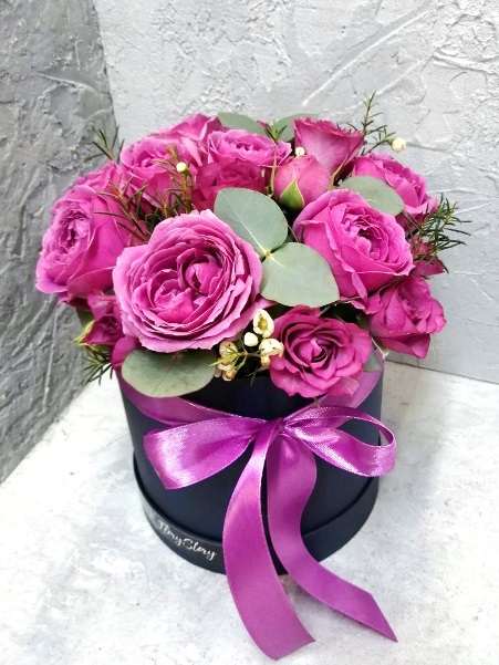 Коробка шляпная с пионовидными розами 554