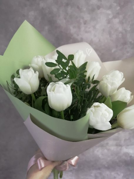 букет из белых тюльпанов