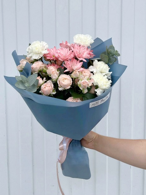 букет из пионовидной розы и хризантемы-01