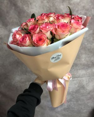 Букет из 25 розово-белых роз 329