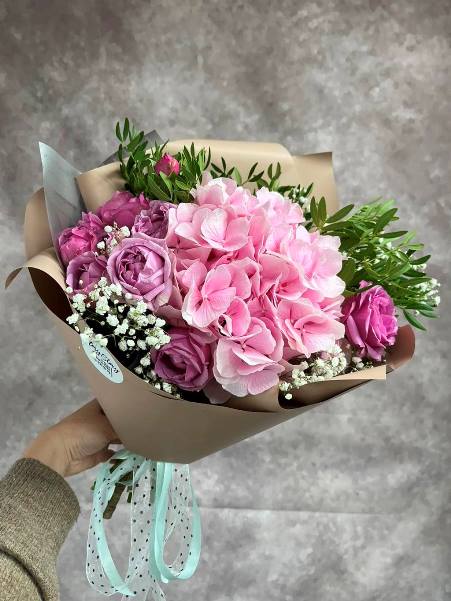 букет из розовой гортензии и пионовидной розы