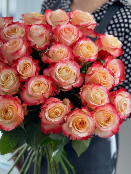 Букет из эквадорских двухцветных роз — 636