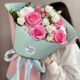 Букет с розовыми розами и эустомой-0165