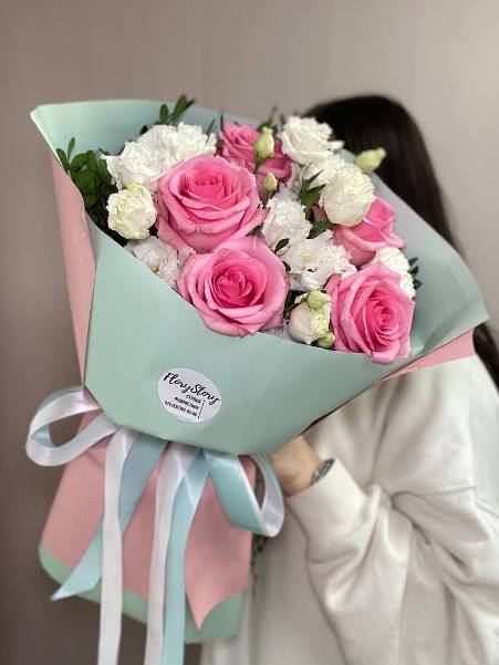 Букет с розовыми розами и эустомой-0165