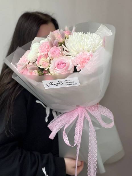 Букет бело-розовый из роз и хризантем — 902