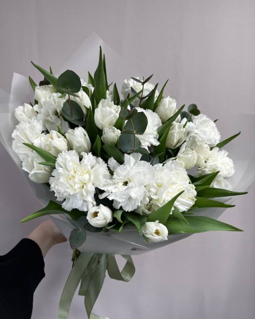 Букет из белых тюльпанов и диантуса  - 951