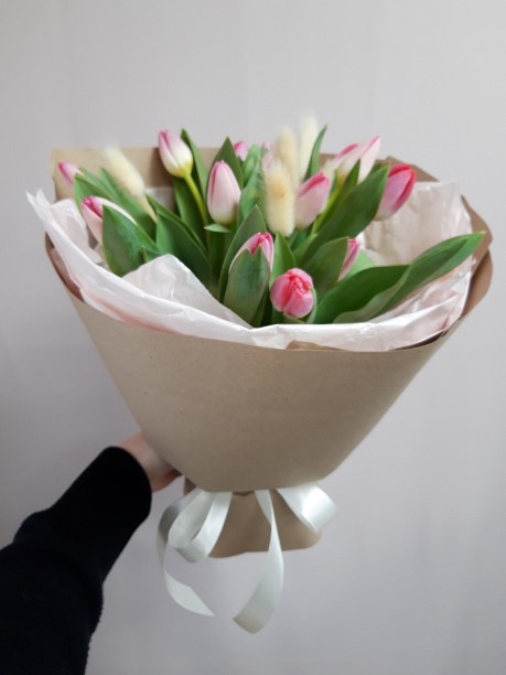 Букет из 17 розовых тюльпанов и лагуруса — 586