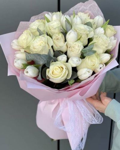 Букет из белых тюльпанов и роз 630