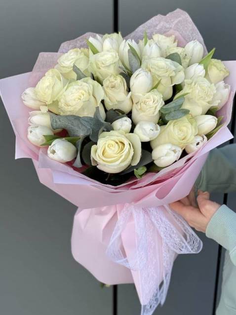 Букет из белых тюльпанов и роз 630