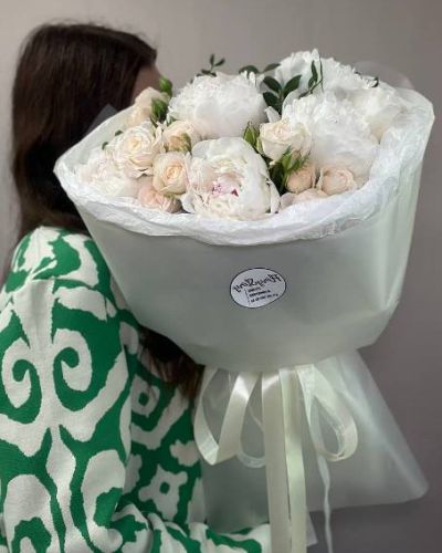 Букет из белых пионов и пионовидной розы  — 1017