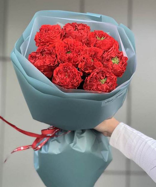 Букет из красных пионовидных роз 229