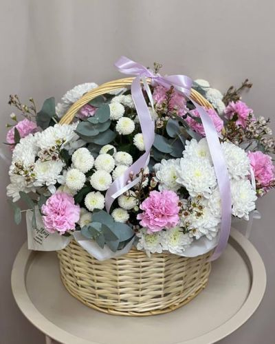 Корзина с розами красно-белая 424