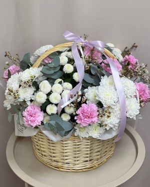 Корзина с розами красно-белая 424