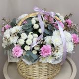 Корзина с розами красно-белая 424