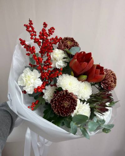 Букет с амариллисом и илексом — 574