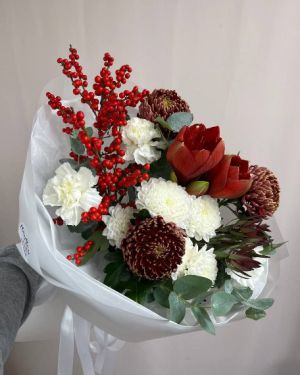 Букет с амариллисом и илексом — 574