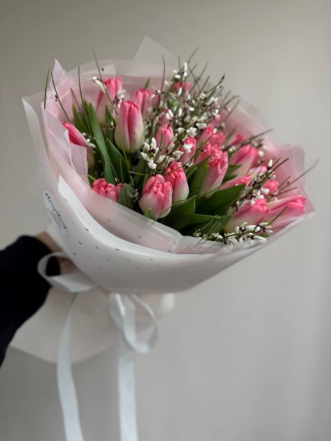 Букет из 19 тюльпанов и генисты- 813