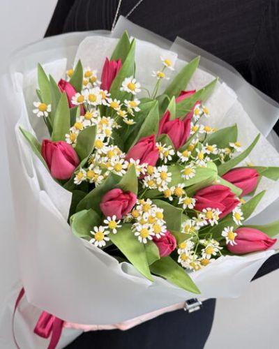 Букет из розовых тюльпанов и ромашки — 017