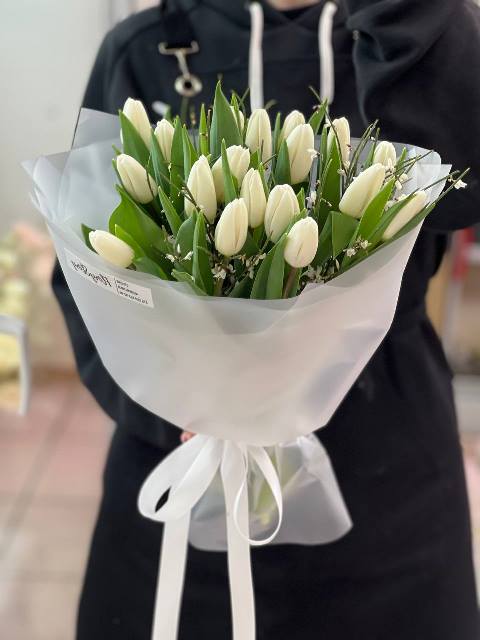 Букет из 21 тюльпана и генисты -620