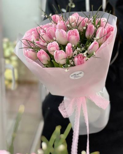 Букет сборный из 21 тюльпана и генисты — 397