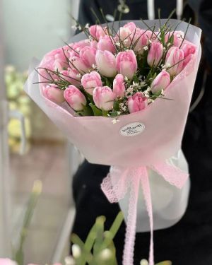 Букет сборный из 21 тюльпана и генисты — 397