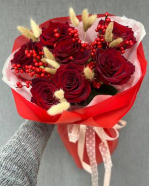 Букет с розами и илексом 444