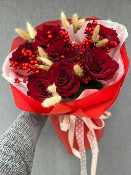 букет из красных роз и лагуруса