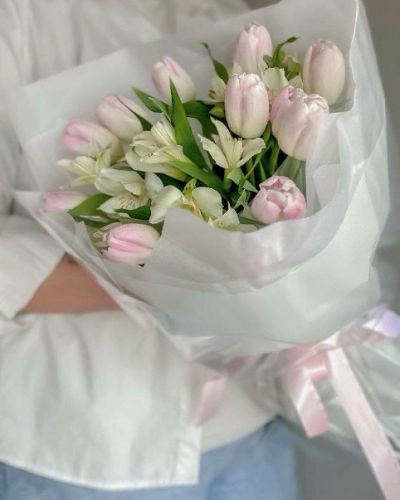 Букет из тюльпанов и альстромерий — 395