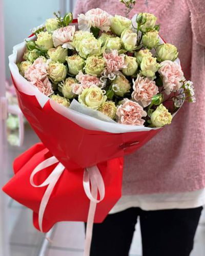 Букет из кремовых кустовых роз 205