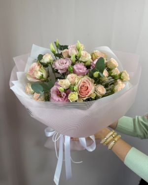 Букет из кустовой розы и эустомы-1204