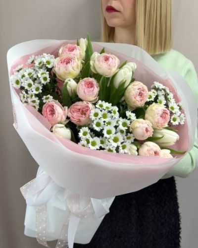 Букет с тюльпанами и пионовидной розой -1203