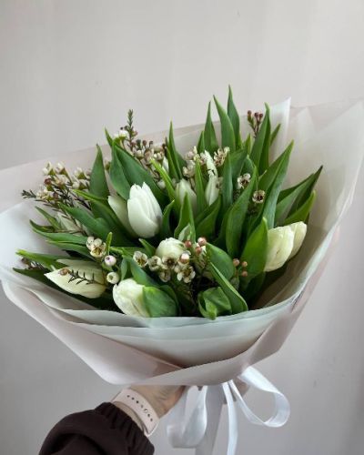 Букет из тюльпанов и хамелациума 610