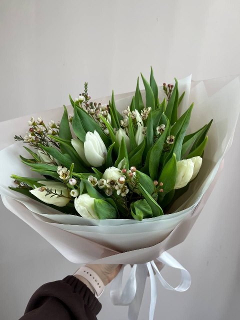 Букет из тюльпанов и хамелациума 610