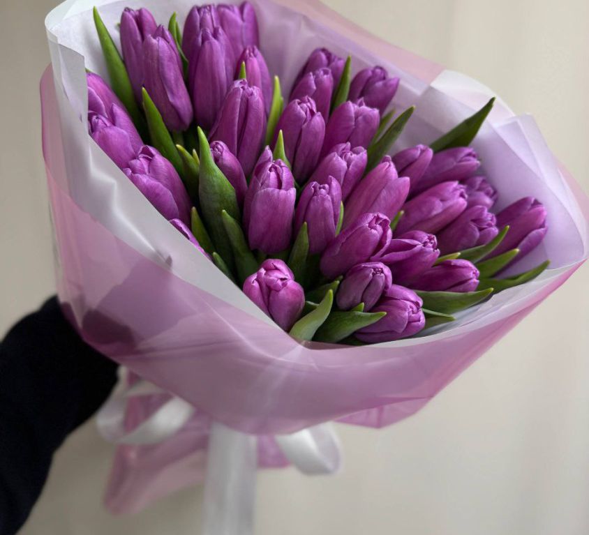 Букет из 29 фиолетовых тюльпанов 243