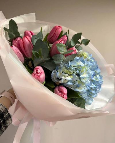 Букет из гортензии и тюльпанов 158