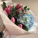 Букет из гортензии и тюльпанов 158