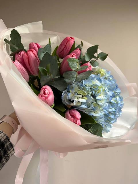 Букет из гортензии и тюльпанов 158