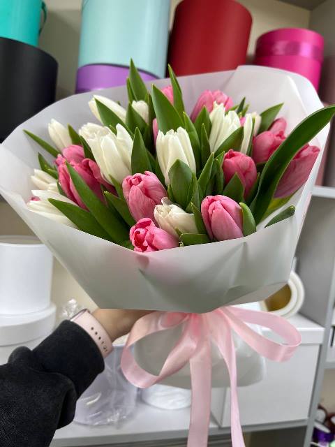 Букет сборный из 25 розовых и белых тюльпанов 247