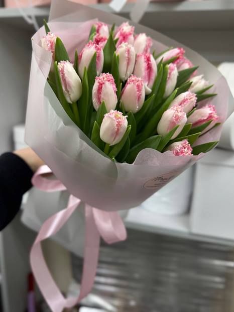 Букет из 19 махровых розовых тюльпанов- 1054
